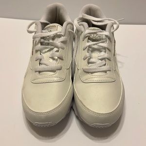 These are Pre-Owned Ladies Reebok Classic Leather Shoes. Sz 9.5